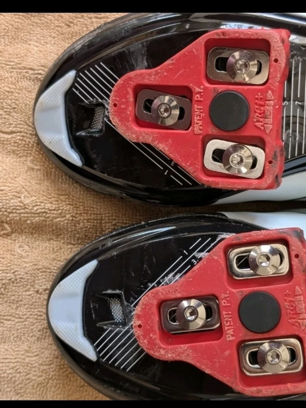 Peloton Road Cycling Shoes Black Red Size 39 3-Bolt Cleats Synthetic Upper